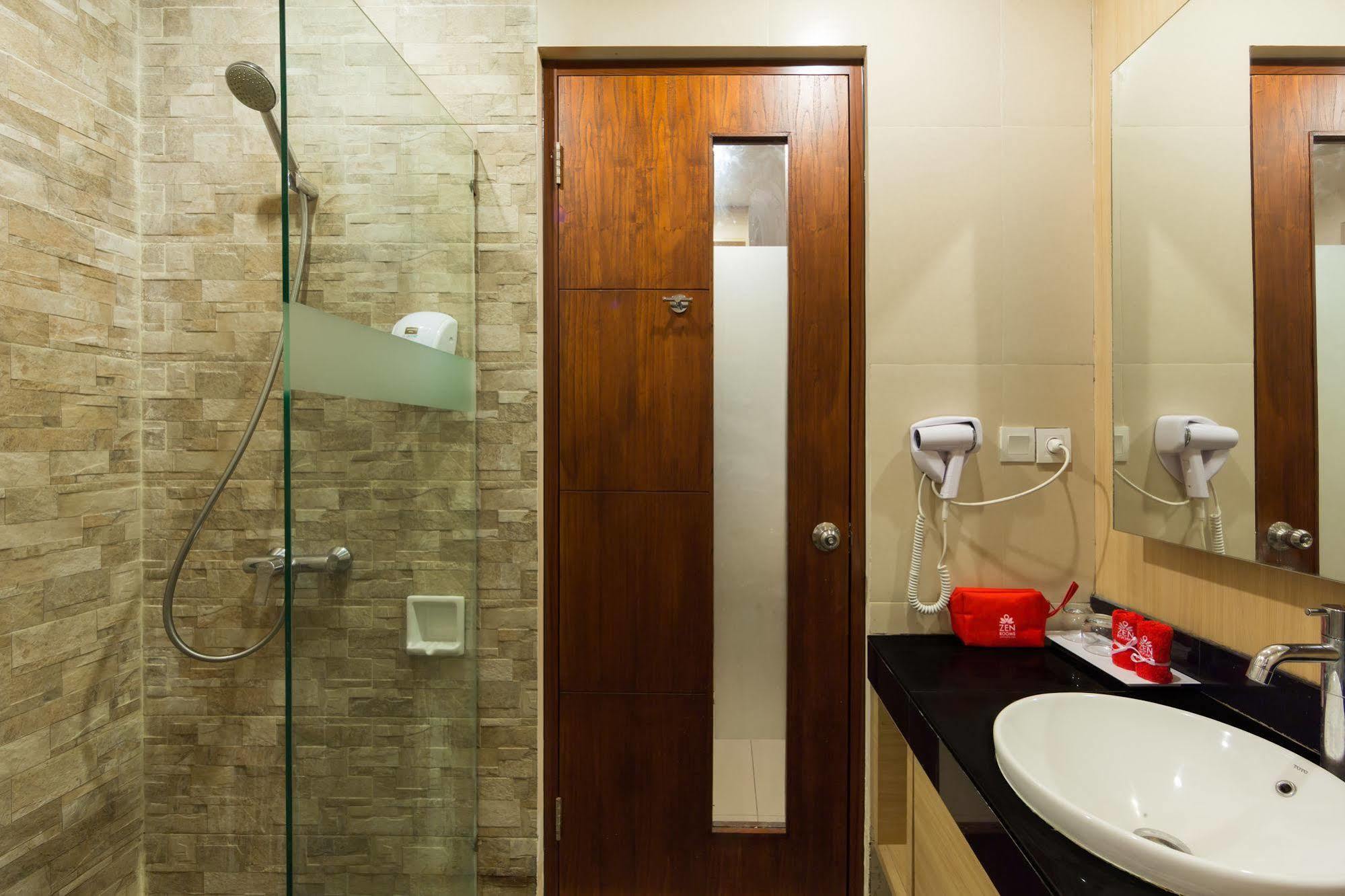 Zen Rooms Kuta Tuban Suites Exterior photo