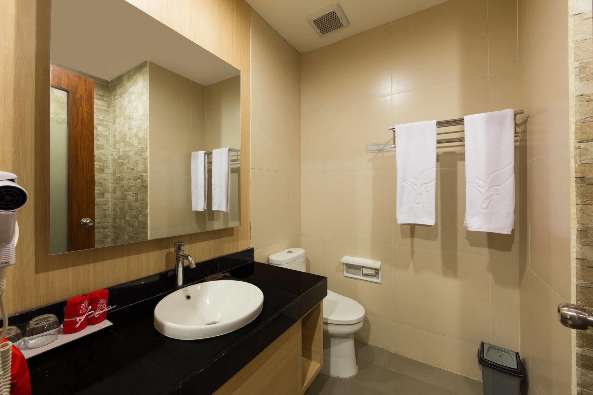 Zen Rooms Kuta Tuban Suites Exterior photo