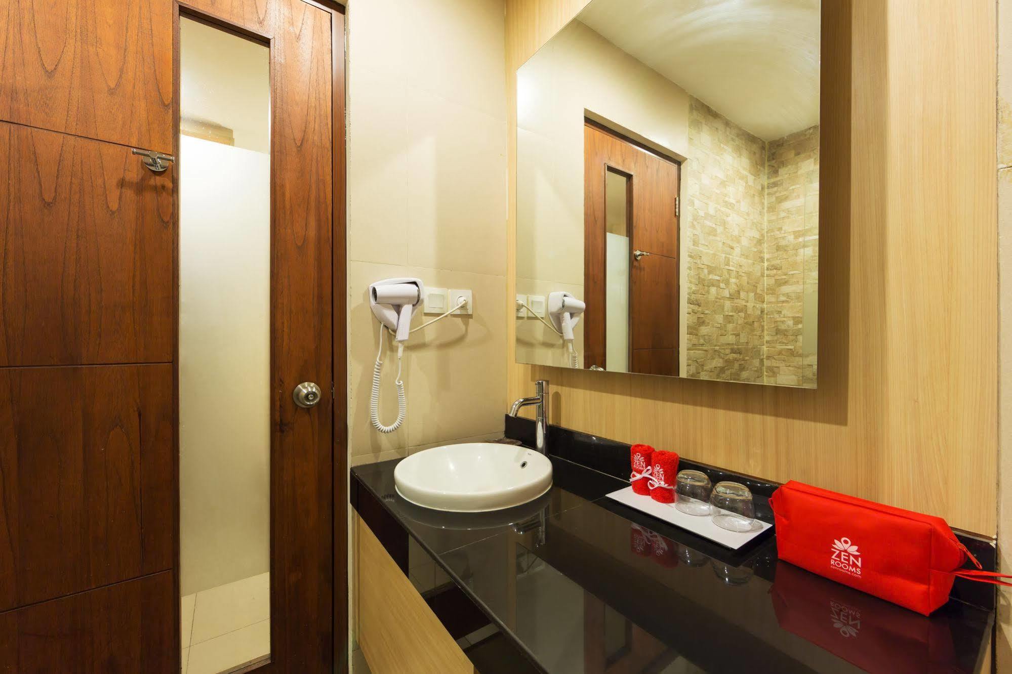 Zen Rooms Kuta Tuban Suites Exterior photo