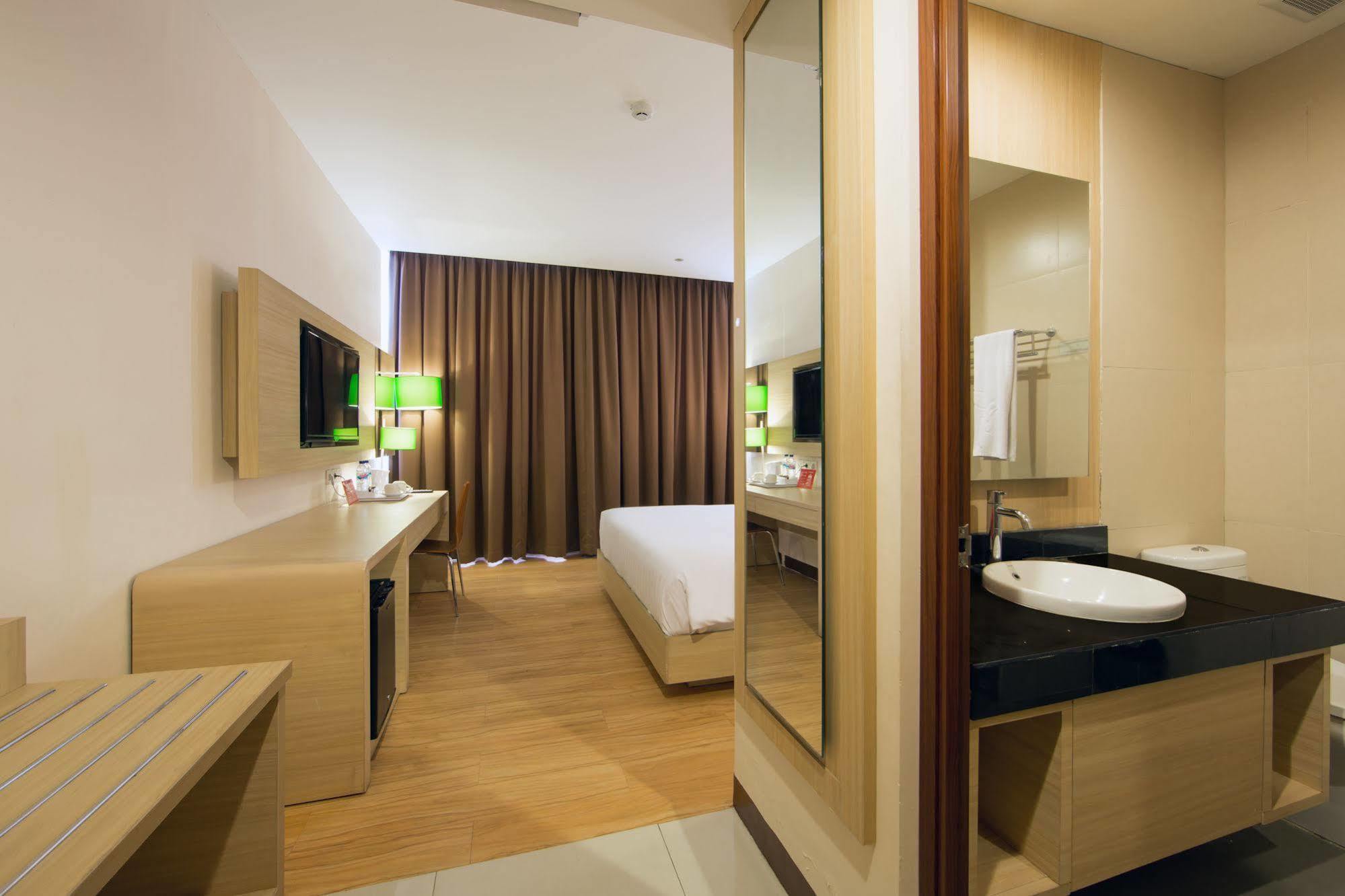 Zen Rooms Kuta Tuban Suites Exterior photo